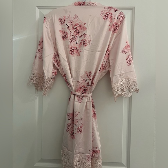 le rose pink satin robe - Picture 4 of 7